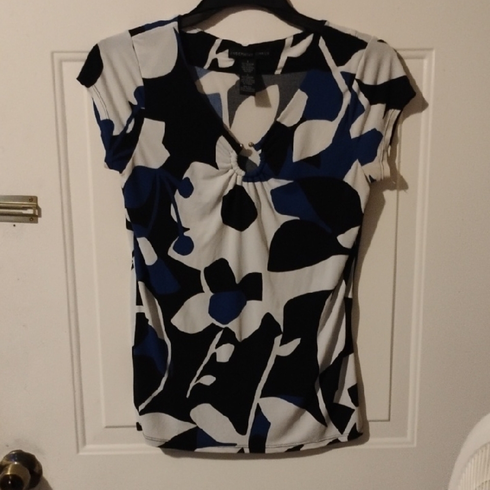New York & Company Black and Blue Abstract Short Sleeve Top